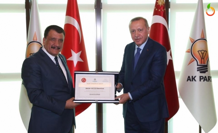Başkan Gürkan, Cumhurbaşkanı Erdoğan'a fahri hemşehrilik beratını takdim etti