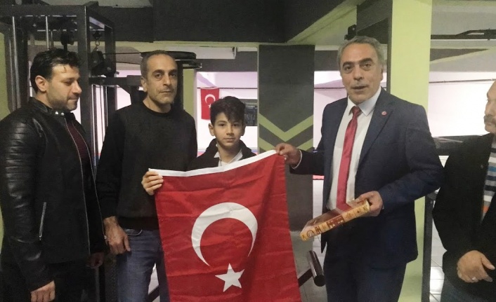 Dünya Şampiyonuna Kur'an-ı Kerim ve Türk Bayrağı Hediye Edildi