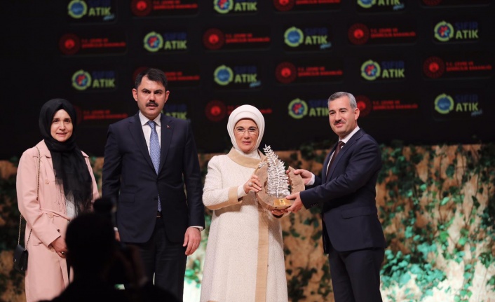Emine Erdoğan'dan Başkan Çınar'a Ödül
