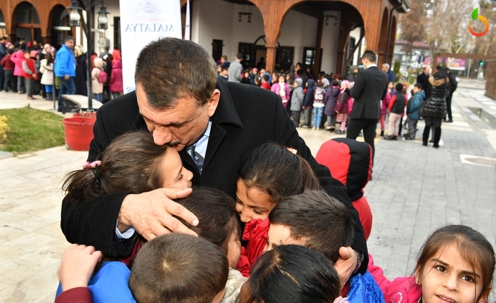 Hayırsever işadamından 3 bin öğrenciye giyecek yardımı