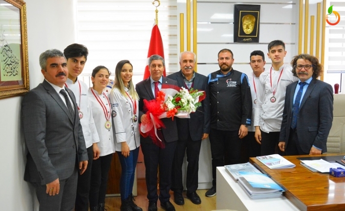 Madalya Kazanan Öğretmen ve Öğrencilerden Tatlı'ya Ziyaret