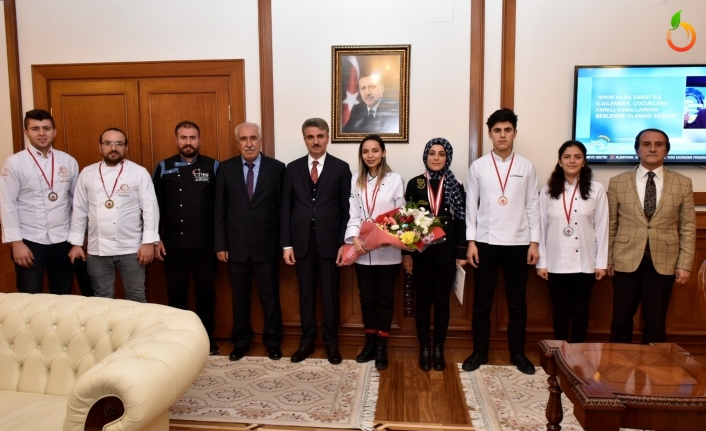 Vali Baruş, Madalya Kazanan Öğrencileri Makamında Ağırladı