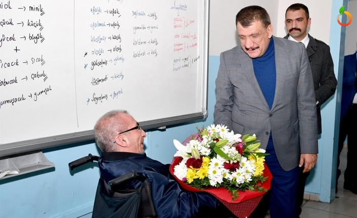 Başkan Gürkan, EKPSS kursuna katılan kursiyerleri ziyaret etti