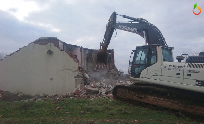 Yeşilyurt'ta  253 metruk ev yıkıldı