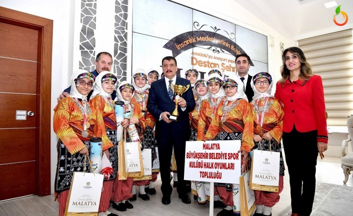 Halk Oyunlarında il birincisi olan ekipten Başkan Gürkan’a ziyaret