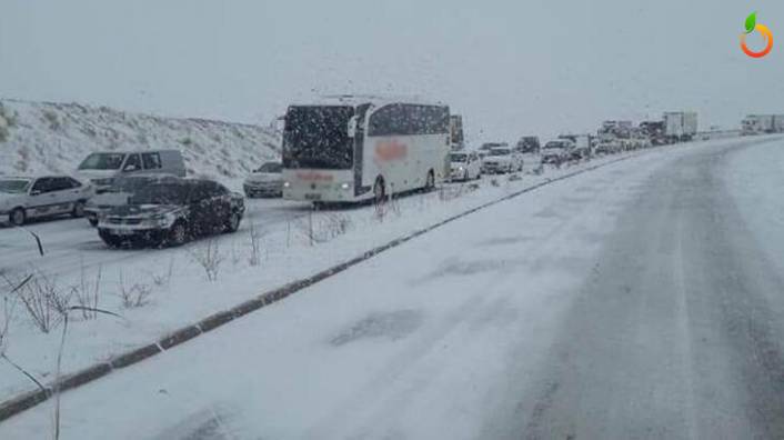 Kar Yağışı Yolları Trafiğe Kapattı