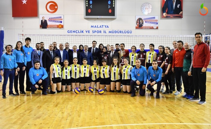 Liselerarası Voleybol Turnuvası Devam Ediyor