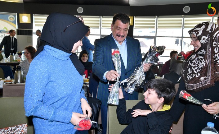 8 Mart Kadınlar Gününde Başkan Gürkan’dan Bayanlara Karanfil