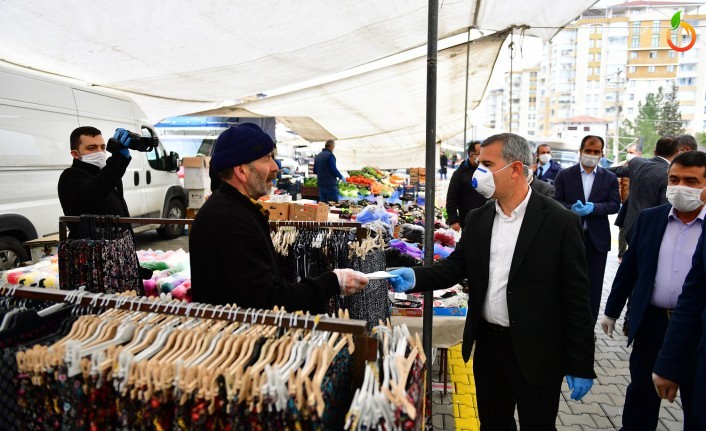 Başkan Çınar, pazarcı esnafına maske ve eldiven dağıttı