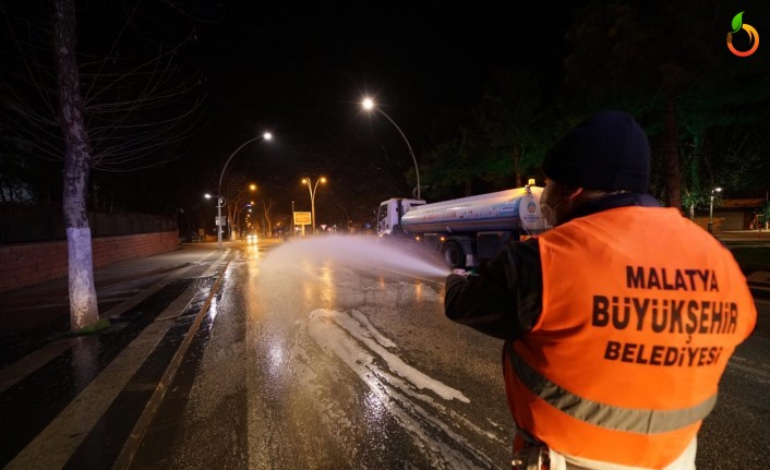 Büyükşehir Belediyesi cadde ve sokakları dezenfekte ediyor