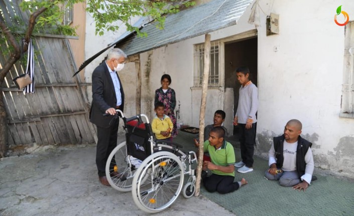 Başkan Güder, 3 Engelli Çocuğun Yüzünü Güldürdü