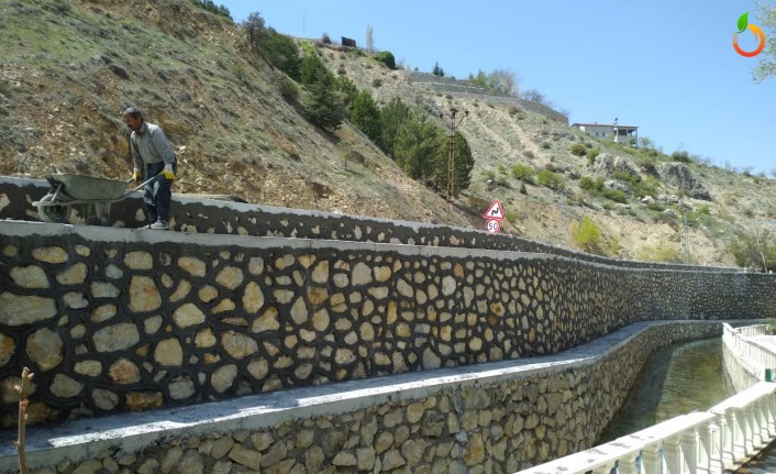 Horata Mesire Alanındaki Taş Duvarlar Yenilendi