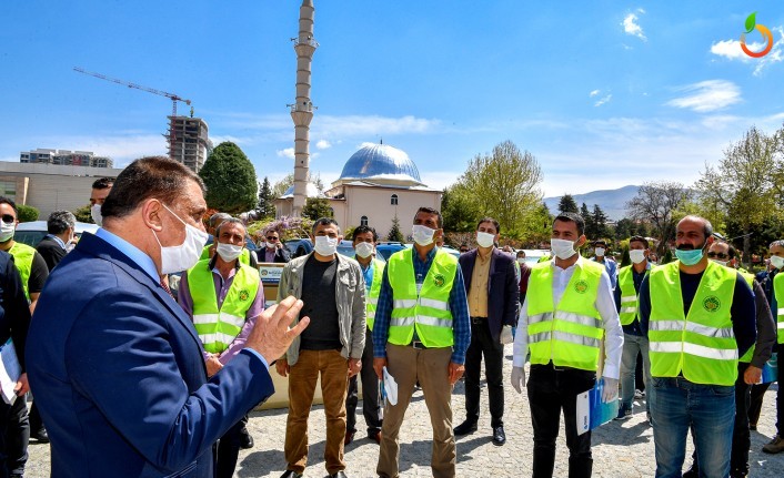 MBB kapı kapı evlere maske dağıtıyor