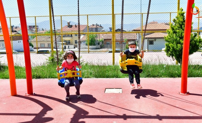 4 Saatlik İzinde Çocuklar Güneşli Havanın Tadını Parklarda Çıkardı