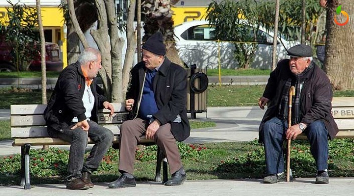 65 Yaş Üstü Vatandaşların Dışarı Çıkış Saatleri Değişti