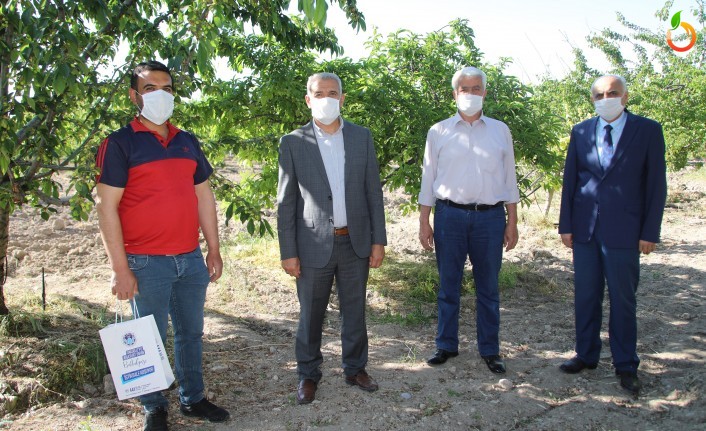 Başkan Güder, Çiftçilerin Gününü Tarlada Kutladı