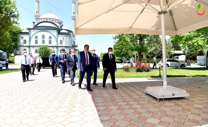 Başkan Gürkan, Ramazan Bayramı öncesi şehir mezarlığını ziyaret etti