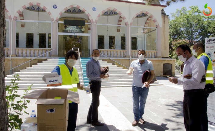 Büyükşehir, Cuma Namazına Gelenlere Maske Dağıttı 