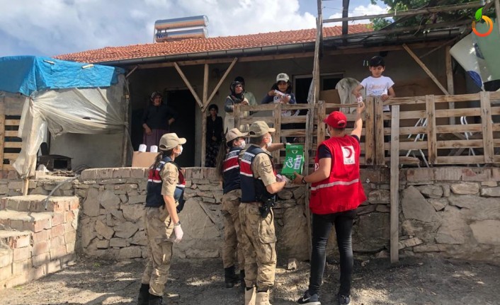 Jandarma ve Kızılay'dan Gıda Paketi Yardımı