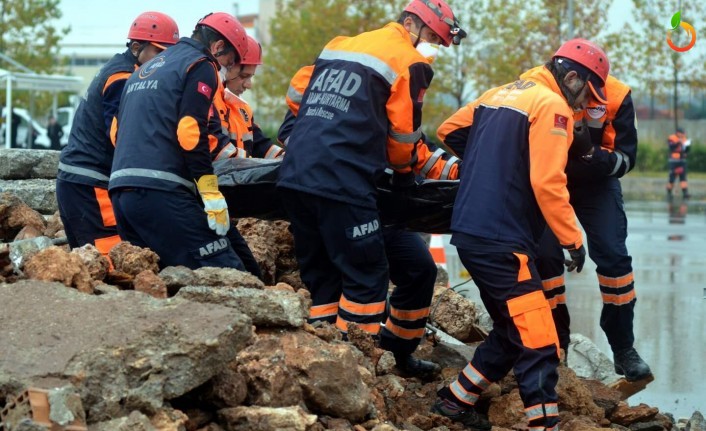 Kayalıklardan Düşerek Ayağı Kırılan Vatandaş, 1 Saat Taşındı