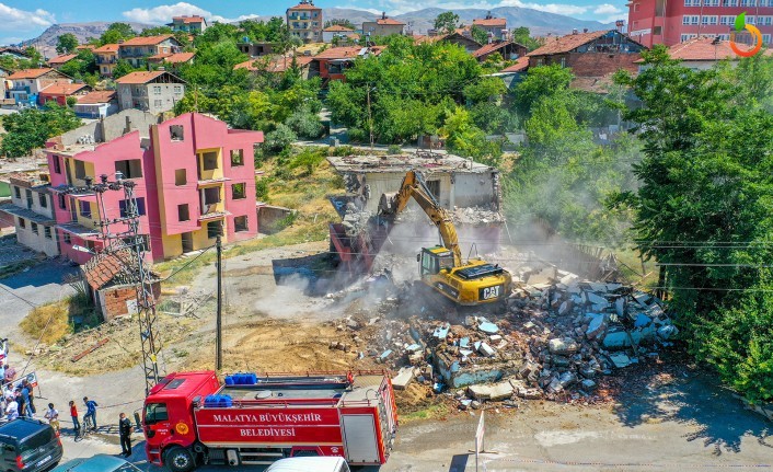 Taştepe-Hanımınçiftliği hattında, kamulaştırılan yapıların yıkımına başlandı