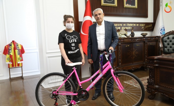 15 Temmuz Resim Yarışması Ödüllerini Başkan Güder Takdim Etti