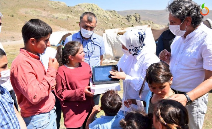 Çalık, Bakan Selçuk'un hediyesini çocuklara ulaştırdı