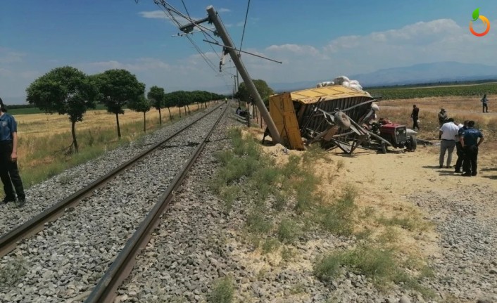 Malatya'da Feci Kaza...Tren Traktöre Çarptı; 1 Ölü 2 Yaralı