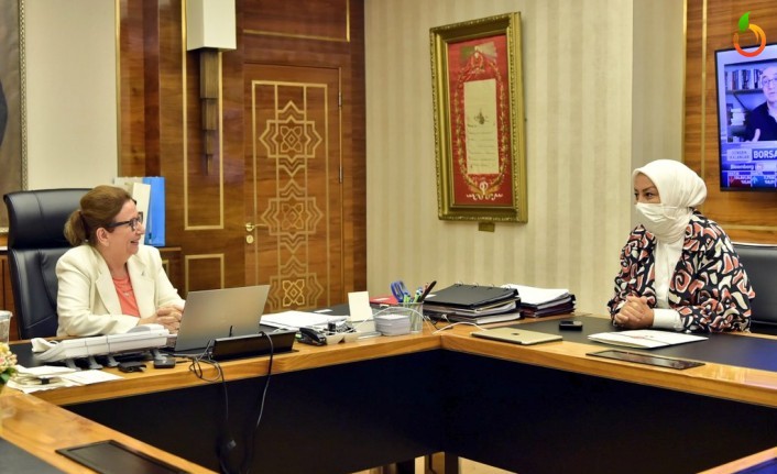 Öznur Çalık, Ticaret Bakanı Ruhsar Pekcan ile bir araya geldi