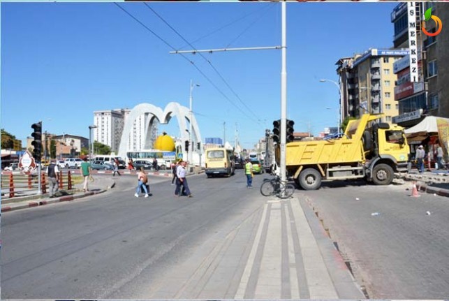 Büyükşehir Emeksiz Kavşağını Düzenliyor