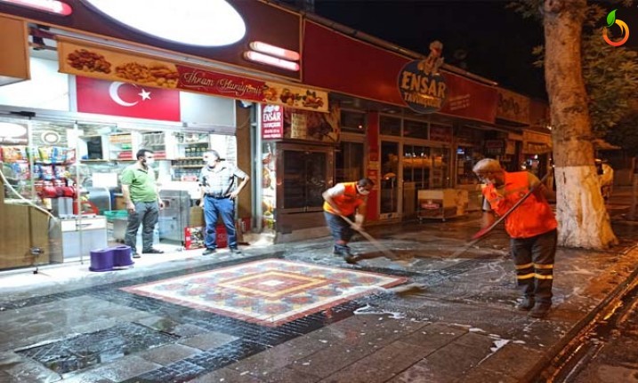 Cadde ve sokaklar ilaçlı sularla yıkanıyor