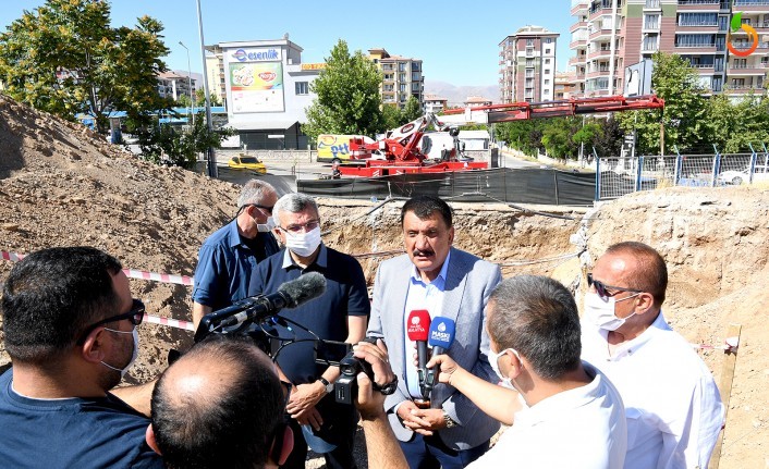 Kuyu önü su deposu hattına enerji üretecek paneller takıldı