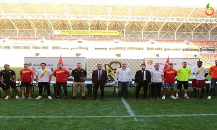 YMS'den Futbolculara Toplu İmza Töreni
