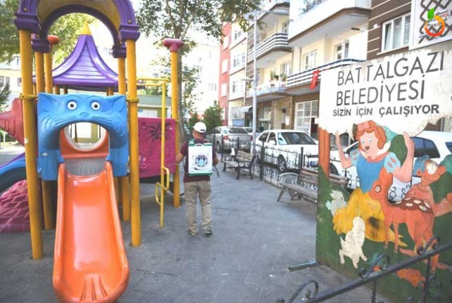 Battalgazi Belediyesi parklarda dezenfekte çalışmaları gerçekleştirdi