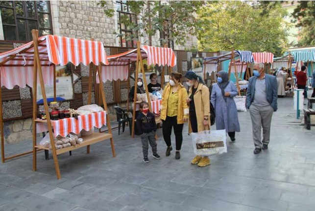 Malatya’nın İlk ‘Hanımeli Pazarı’ Gazi Parkı’nda Açıldı