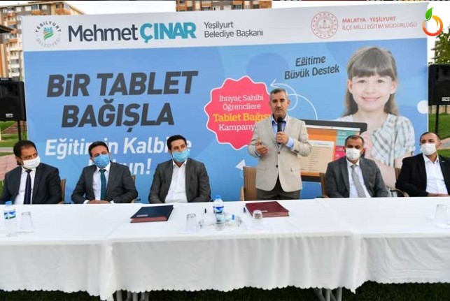 Yeşilyurt Belediyesinden Öğrencilere Tablet Bağışı