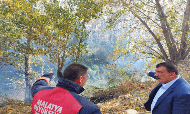 Başkan Gürkan, Yangını Söndürme Çalışmasına Katıldı