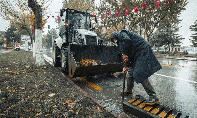 Maski kış öncesi  mazgal temizliği yapıyor