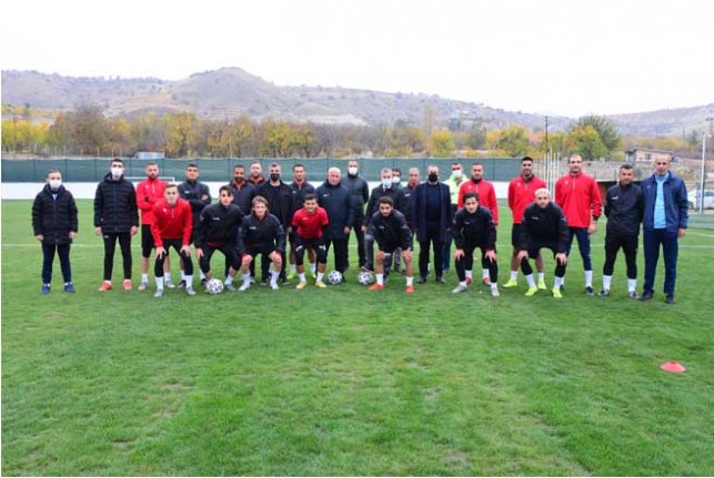 Başkan Çınar, Yeniden İnşa Edilen Futbol Sahasını Ziyaret Etti