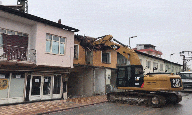 Yeşilyurt’ta Tespiti Yapılan Riskli Binaların Yıkımı Yapılıyor