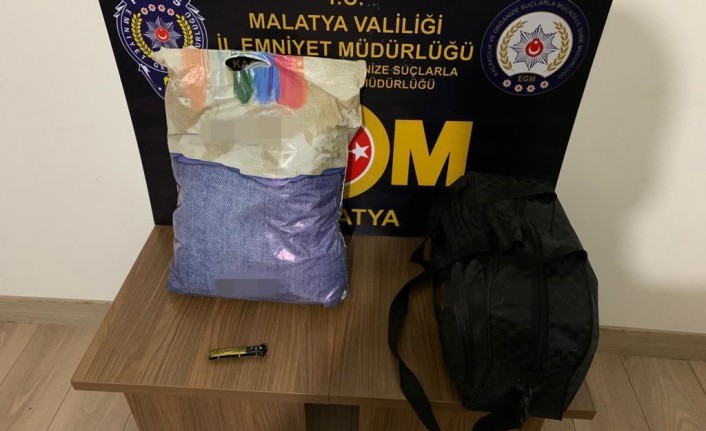 7 kilo 500 gram esrar ele geçirildi