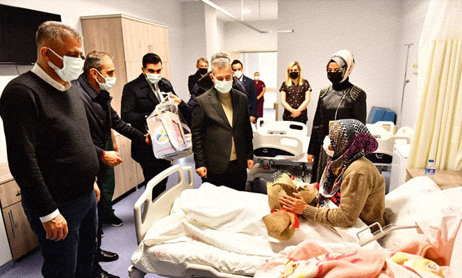 Başkan Çınar, Yeni Yılın İlk Bebeklerini Ziyaret Etti
