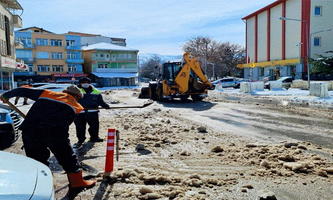 Doğanşehir'de  kar temizleme çalışmaları devam ediyor