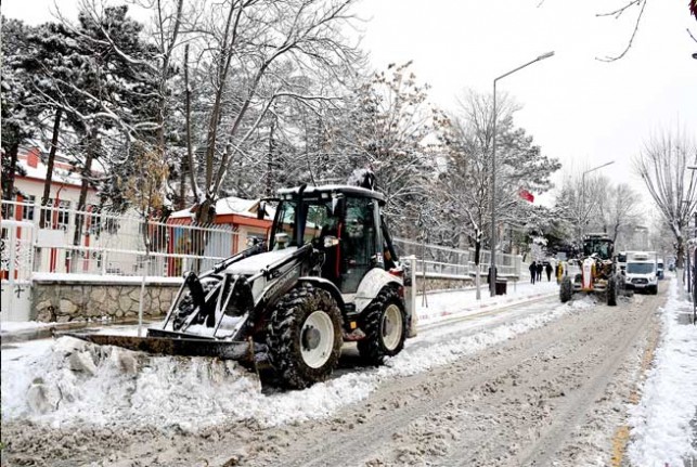 Malatya Büyükşehir Belediyesi’nin Karla Mücadelesi Sürüyor