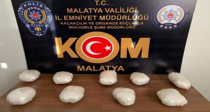 Yolcunun valizinden 3 kilo 604 gram esrar çıktı