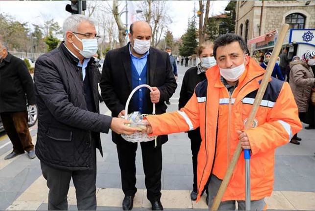 Başkan Güder, Kandil Simidi Dağıttı