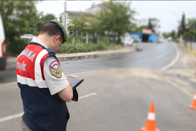 Kaçak Göçmenler Yol Uygulamasında Jandarma'ya Yakalandı