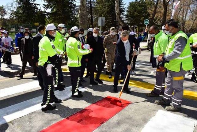 Trafikte Yaya Önceliği İçin Malatya’da Kırmızı Çizgi Çekildi