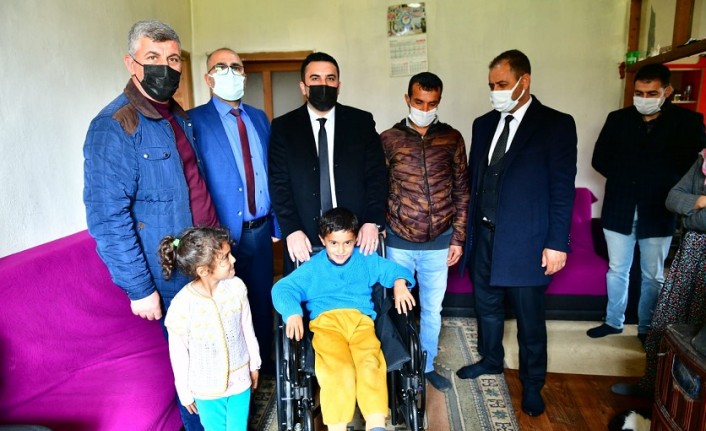 Yeşilyurt Belediyesi’nden Bedensel Engelli Batuhan Şahin’e Engelli Araç Hediyesi  