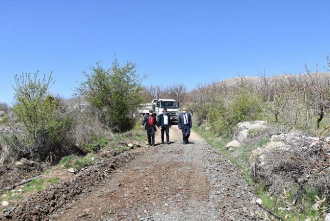 Başkan Zelyurt, arazi yollarında yapılan çalışmaları inceledi